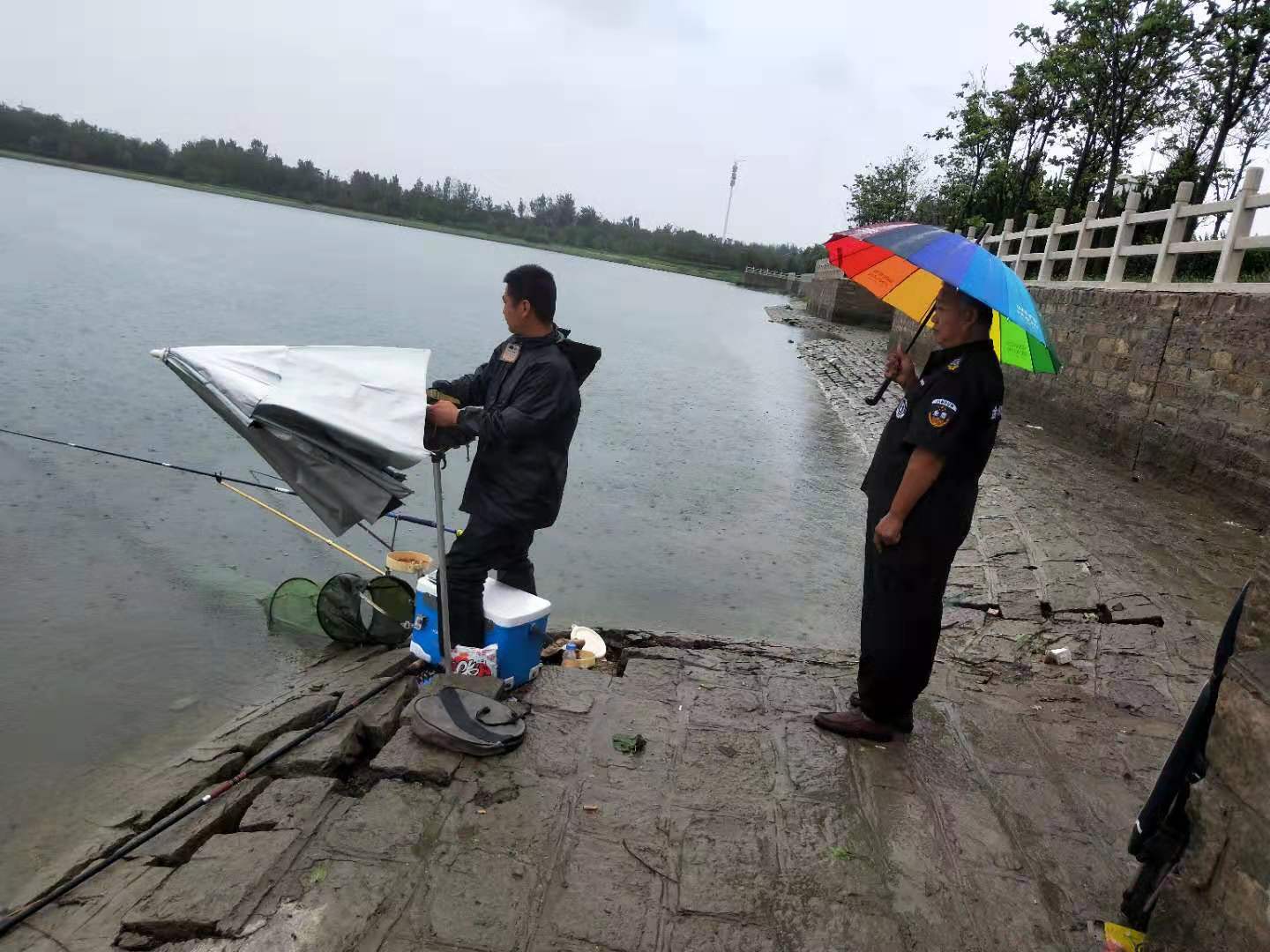 九龙湖大雨中劝离垂钓者